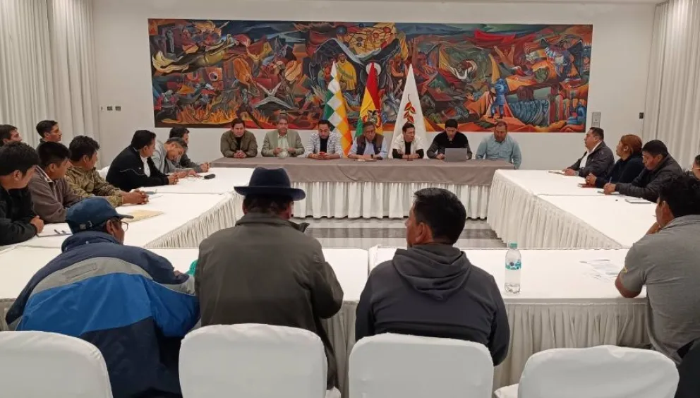 Imagen de la cita en la que se firmaron acuerdos en la Casa Grande del Pueblo