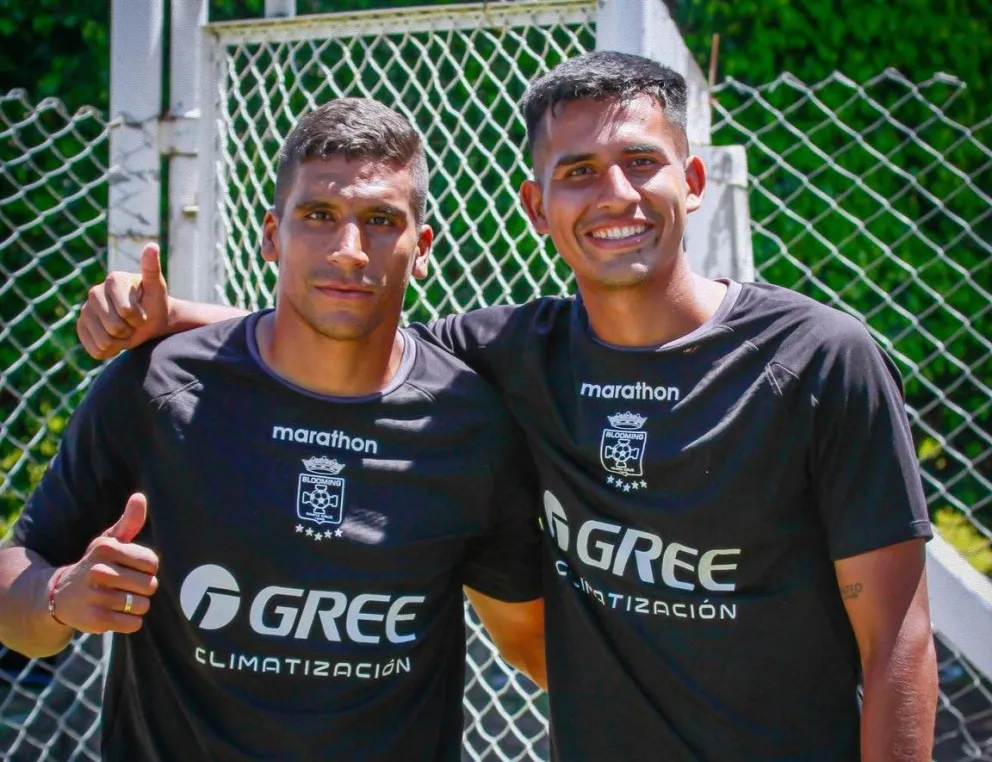 Julio Vila (izq.) y Eduardo Álvarez, defensores de Blooming. Crédito: Club Blooming