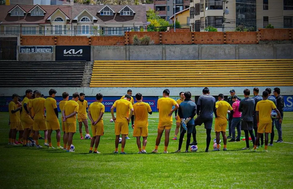 Jugadores del Tigre antes de empezar una práctica en su estadio de Achumani. Foto: Club The Strongest