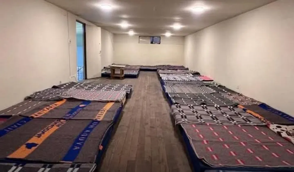La Alcaldía de La Paz habilitó un albergue transitorio en la Terminal de Buses, para los estudiantes peruanos que se encuentran varados en la ciudad, por el bloqueo de carreteras. Foto GAMLP
