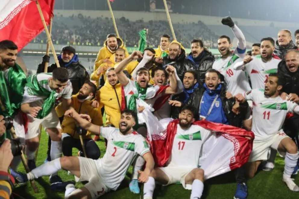 Jugadores, cuerpo técnico y dirigentes de Irán festejan su clasificación en marzo de 2025.