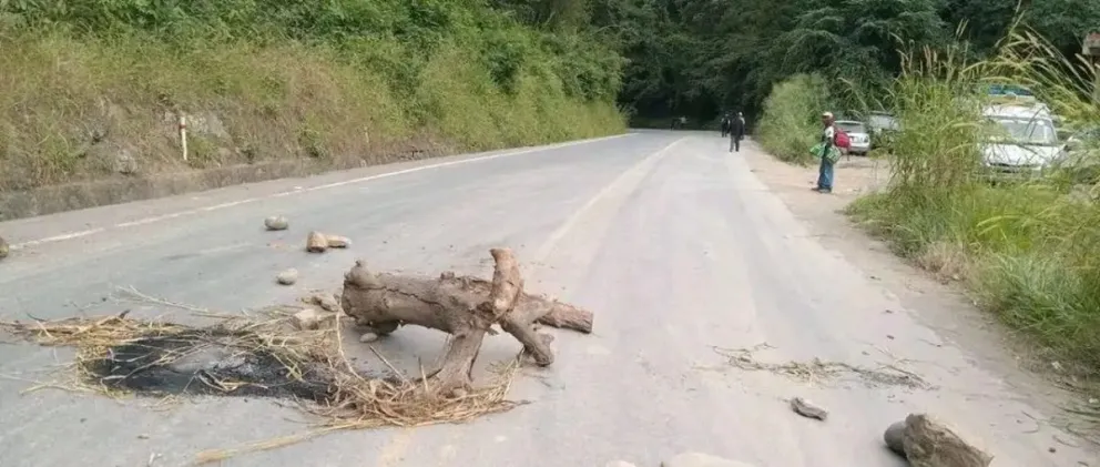 El bloqueo de carreteras Los bloqueos de carreteras que se registran en el país provocan pérdidas de Bs 20 millones por día, según cálculos del Ministerio de Turismo Sostenible, Culturas y Folclore, que además reportó a varios turistas detenidos en medio 
