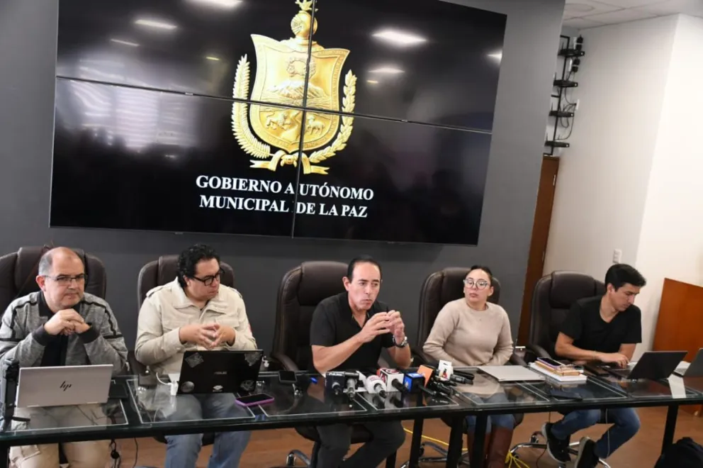 El alcalde César Dockweiler en conferencia de prensa. Foto: APG