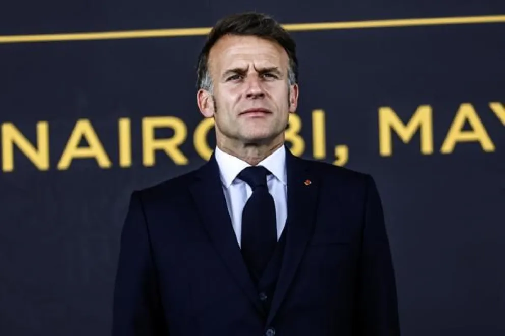 El presidente francés, Emmanuel Macron, durante una ceremonia de bienvenida en la Casa del Estado en Nairobi, Kenia, a su llegada al país antes de la Cumbre África Adelante 2026, que copreside. Foto EFE