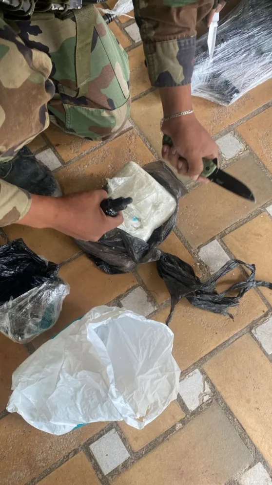 En el operativo realizado en Jorochito, Santa Cruz, se incautaron sustancias controladas, armas de fuego y celulares. Foto BTV