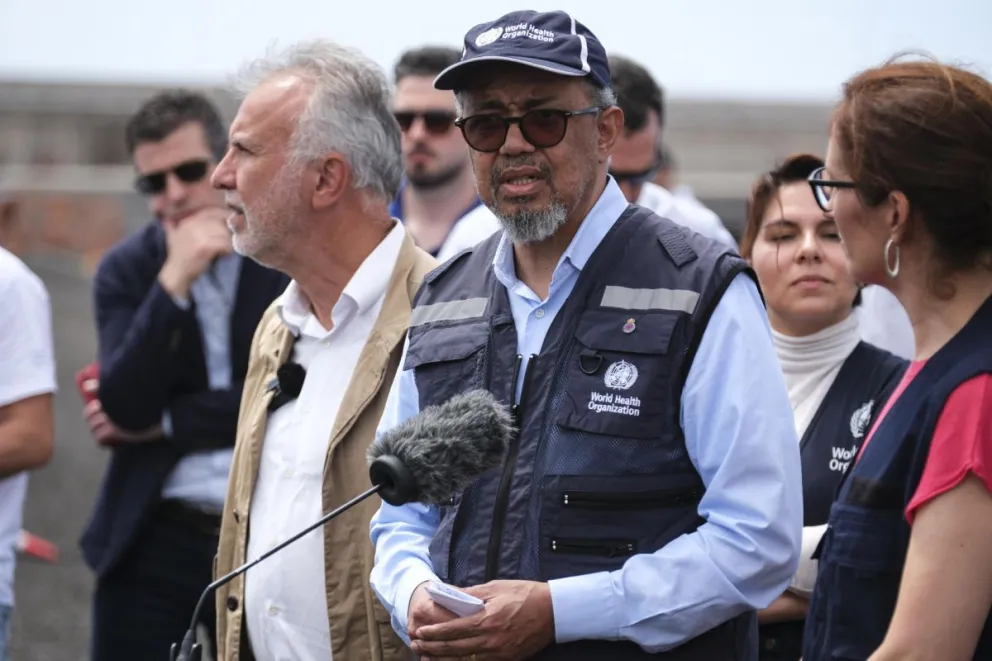El director general de la Organización Mundial de la Salud (OMS), Tedros Adhanom Ghebreyesu informa sobre el proceso de desembarco de los pasajeros del crucero MV Hondios en el puerto de Granadilla de Abona (Tenerife), acompañado por los ministros español