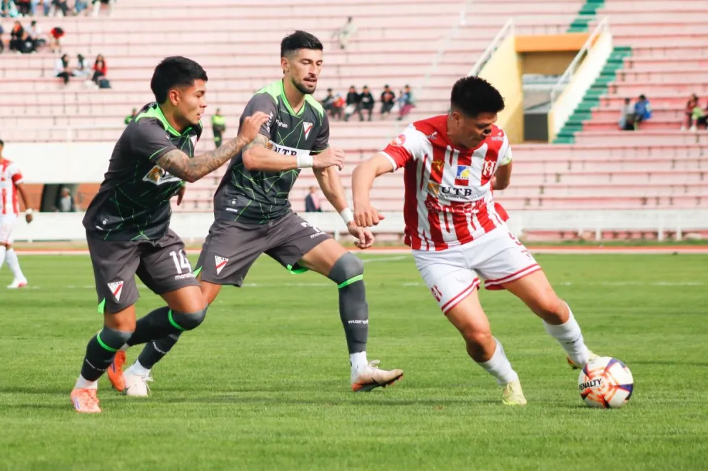 Incidencia entre Independiente (de rojo y blanco) y Always Ready. Foto: APG.
