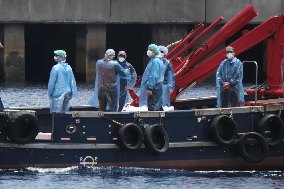 Desembarque de pasajeros y tripulantes del crucero MV Hondius, afectado por un brote de hantavirus, en el puerto canario de Granadilla de Abona (España). EFE
