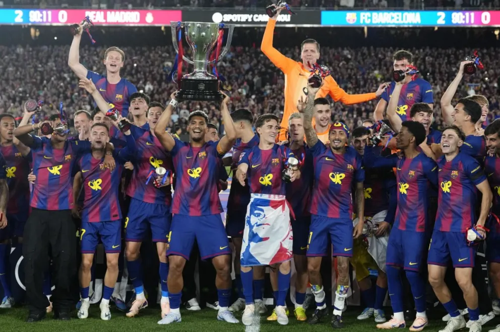 Los jugadores del FC Barcelona, trofeo incluido, celebran el título de LaLiga. Foto: EFE