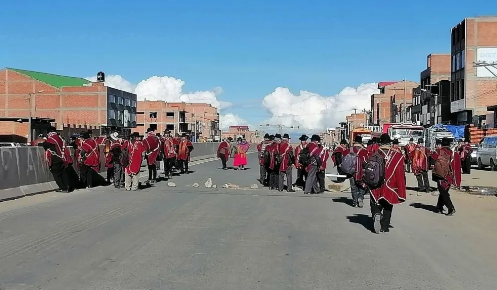 Una delegación de estudiantes de tres colegios bolivarianos de Perú, se encuentran varados en Oruro y Potosí y demandan un vuelo humanitario para retornar con sus familias. Foto Correo del Sur