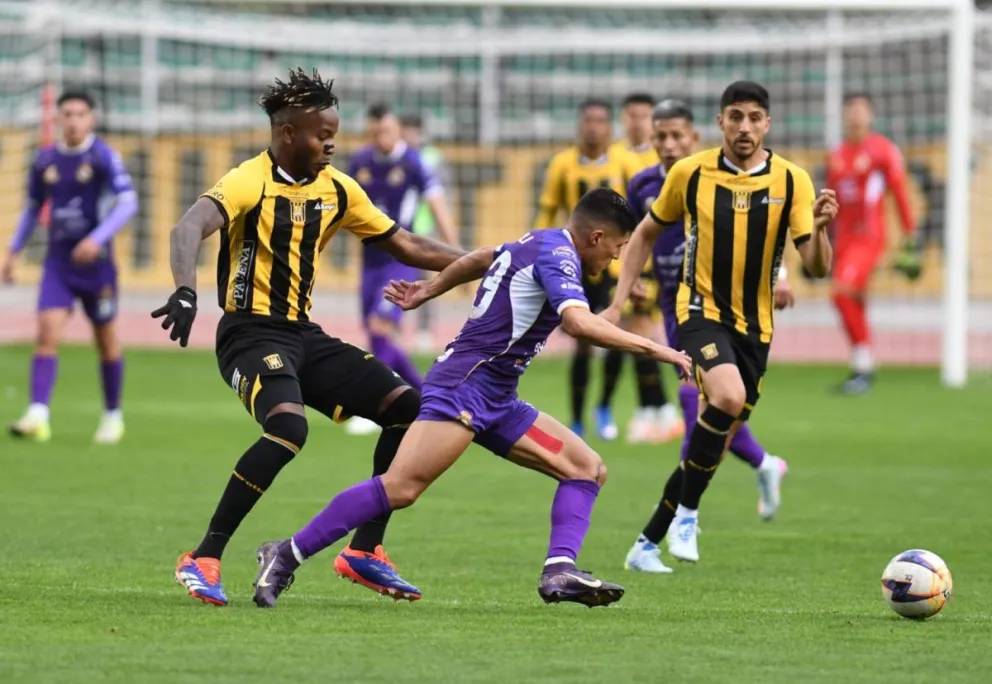 Luis Alí, jugador de Real Potosí, se saca la marca de Jovani Welch del Tigre. Foto: Agencia Marka Registrada