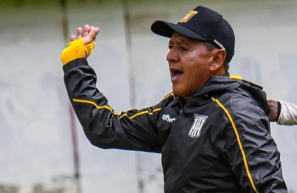 Sixto Vizuete dirige un entrenamiento del Tigre. Foto: Club The Strongest