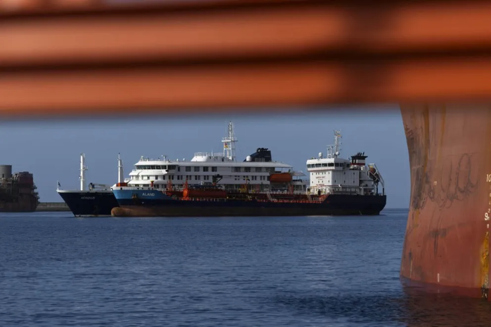 Un barco de abastecimiento proporciona combustible al crucero MV Hondius, fondeado desde el domingo en el puerto canario de Granadilla de Abona (Tenerife, Atlántico). Foto: EFE/Miguel Barreto
