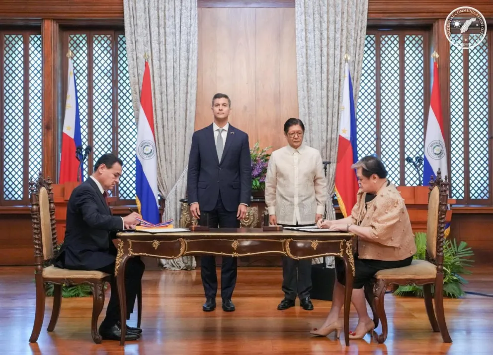 El presidente de Filipinas, Ferdinand Marcos (centro derecha), y su homólogo de Paraguay, Santiago Pena (centro izquierda), presiden la firma de los acuerdos bilaterales. Foto: EFE 