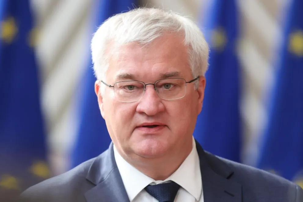 El ministro de Asuntos Exteriores de Ucrania, Andrí Sibiga, habla con los medios de comunicación al llegar a una reunión del Consejo de Asuntos Exteriores (CAE) en Bruselas, Bélgica. Foto: EFE 