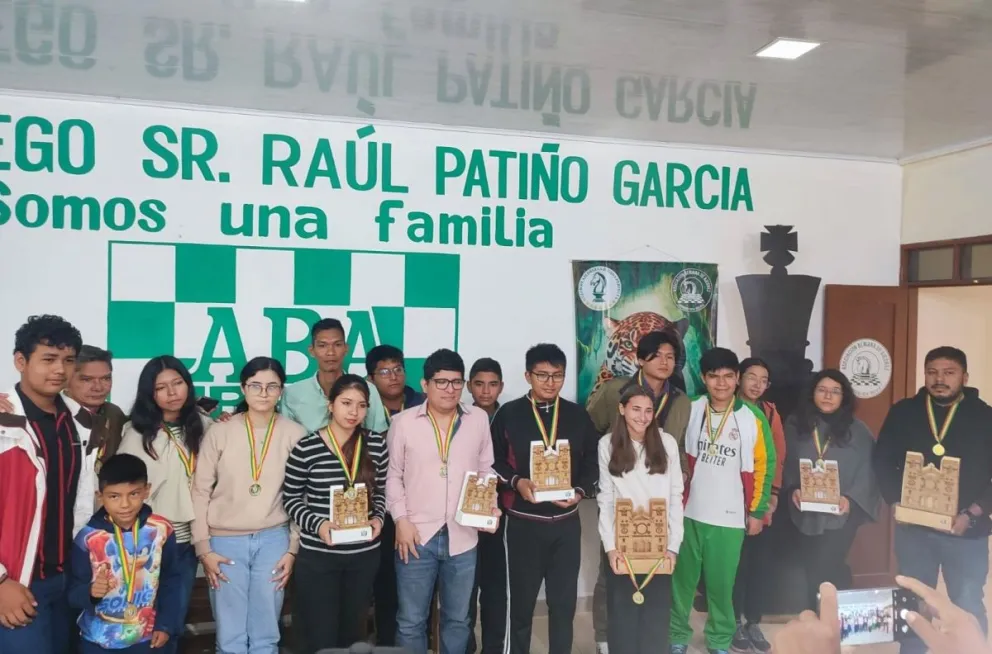 Los premiados del torneo beniano. Foto: Federación Boliviana de Ajedrez.