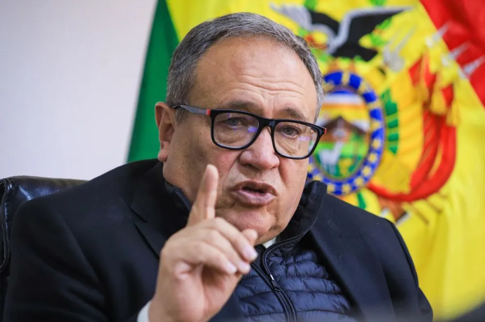 El ministro de Minería de Bolivia, Marco Antonio Calderón de la Barca, habla en una entrevista con EFE en La Paz. Foto: EFE