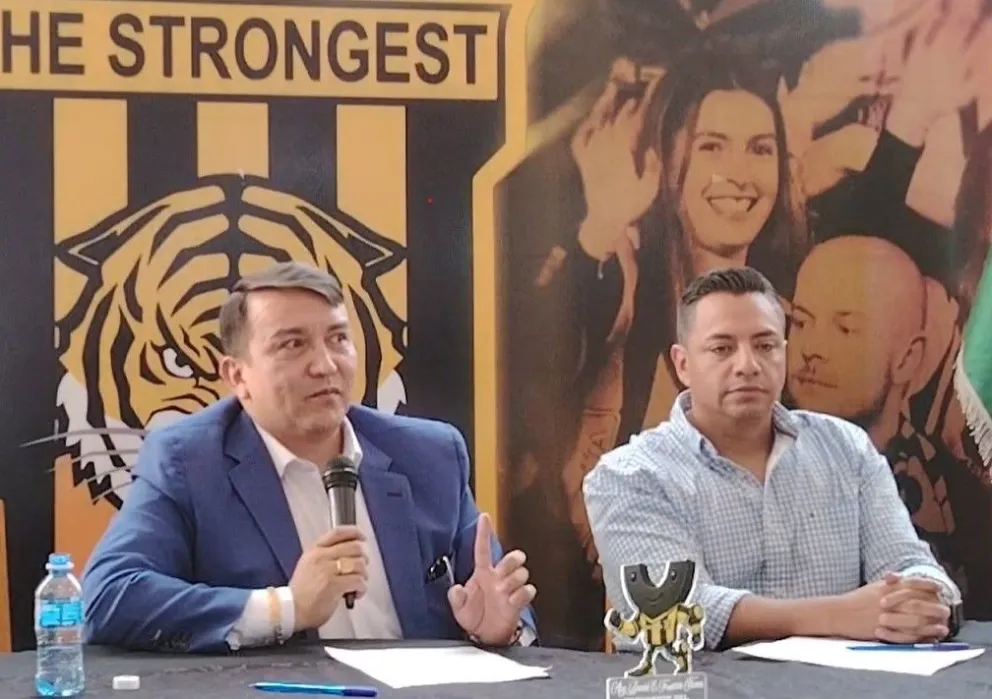 Daniel Terrazas, a la izquierda, durante la conferencia de prensa que dio en esta jornada. Foto: EDR
