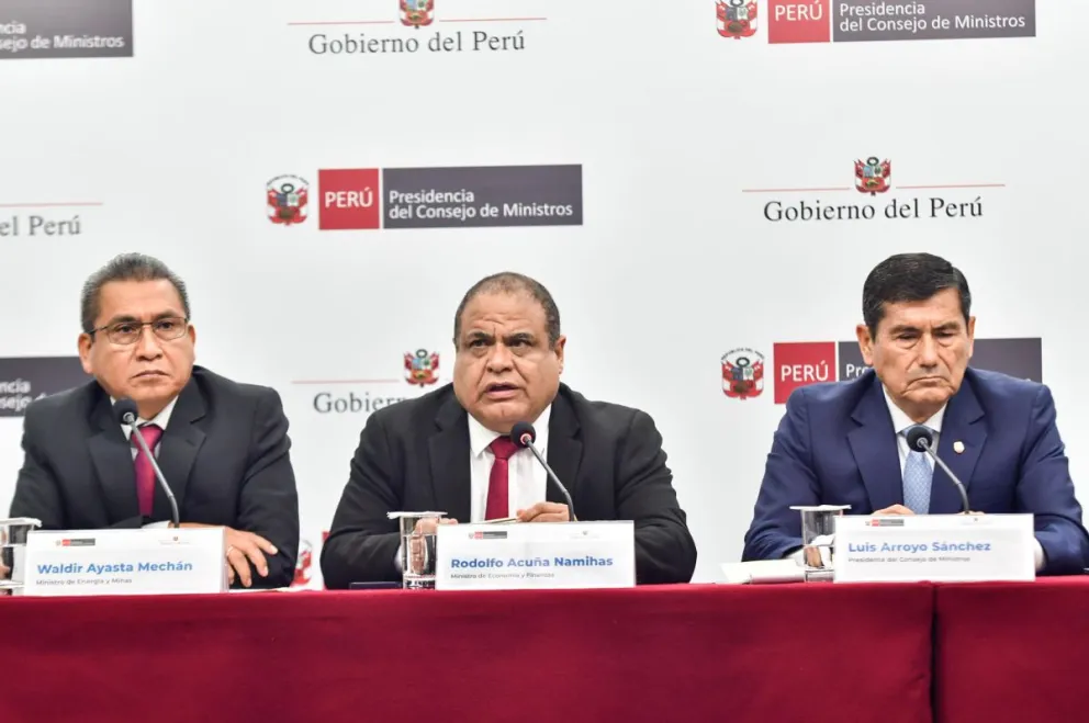 Foto cedida por la Presidencia del Consejo de Ministros de Perú que muestra al ministro de Energía y Minas, Waldir Ayasta (i); el ministro de Economía y Finanzas, Rodolfo Acuña (c); y el primer ministro, Luis Arroyo (d). Foto: EFE