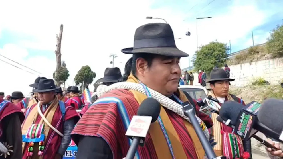 Vicente Salazar, secretario ejecutivo de la Federación Departamental de Campesinos de La Paz Túpac Katari, insiste en que sus bases son las que le rebasaron y son las que piden la renuncia del presidente, Rodrigo Paz. Foto: Radio Fides