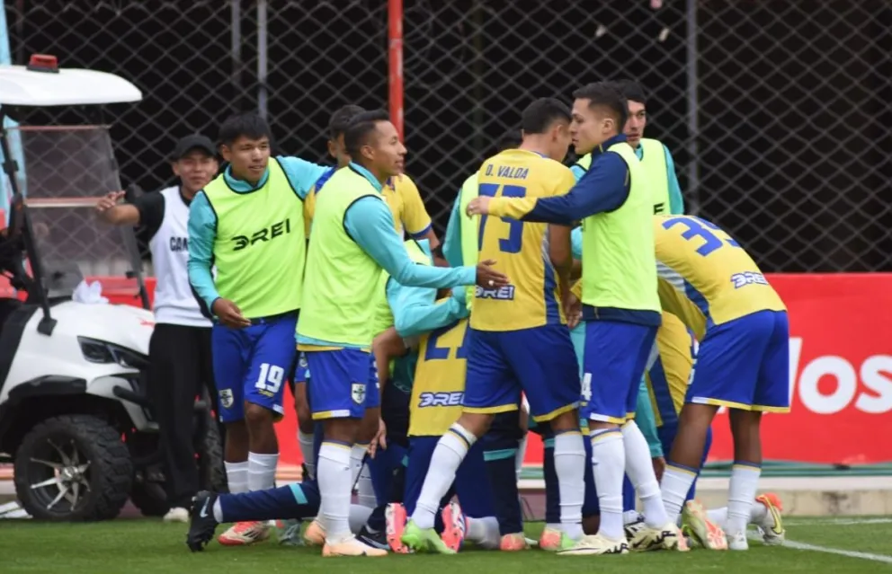 Jugadores de ABB festejan el triunfo sobre Oriente Petrolero. Crédito: Club ABB