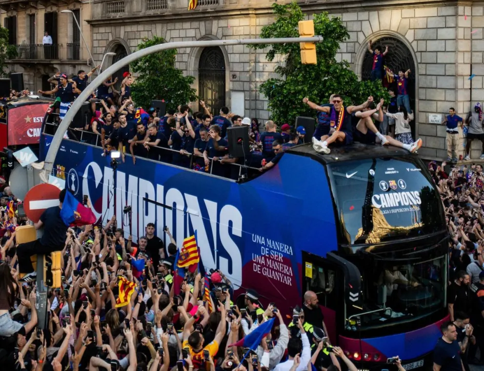 El bus del plantel pasa por las calles de Barcelona. Foto: Barcelona FC.