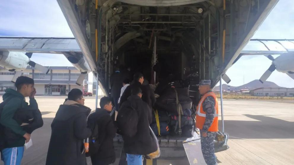 Pasajeros peruanos ingresan al avión habilitado por la FAB. Foto: Ministerio de Defensa 