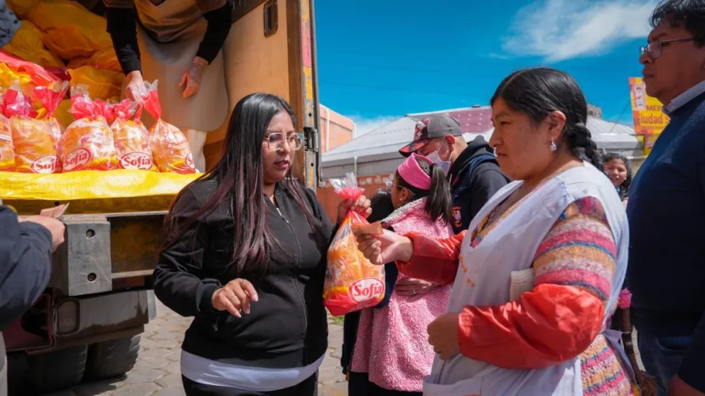 Ciudadanos compran carne de pollo que llegó vía aérea a La Paz. Foto: Ministerio de Desarrollo Productivo, Rural y Agua