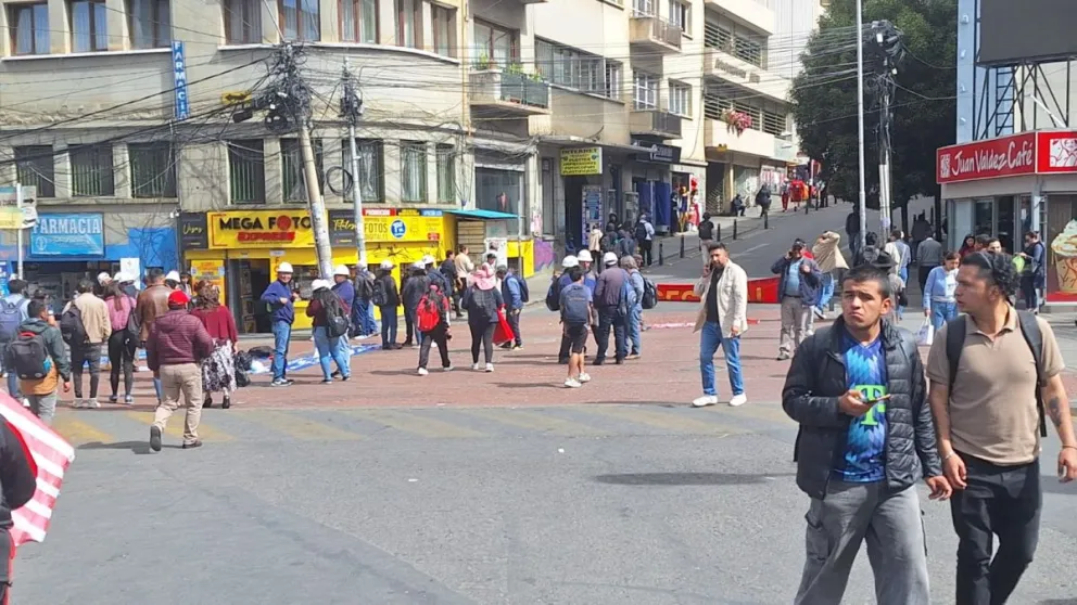 Varios sectores sociales salieron a protestar este lunes y colapsaron las calles de la ciudad de La Paz. Foto: Saúl Gonzáles