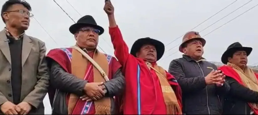 El senador Nilton Condori, dirigentes de los Ponchos Rojos y máximo dirigente de la COB, Mario Argollo. Foto: Unitel