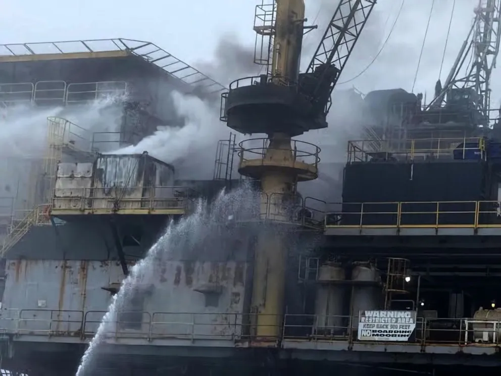 La extinción de un incendio en una plataforma petrolera en Los Ángeles. Foto: EFE 