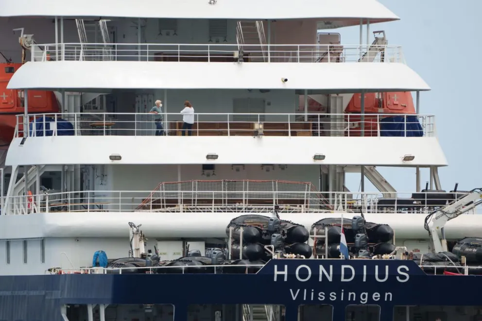 El crucero MV Hondius se prepara para desembarcar esta tarde en Granadilla de Abona (Tenerife) a los últimos pasajeros de la travesía por el Atlántico Sur en la que sufrió un brote de hantavirus, antes de retomar su paso hacia Países Bajos. Foto: EFE
