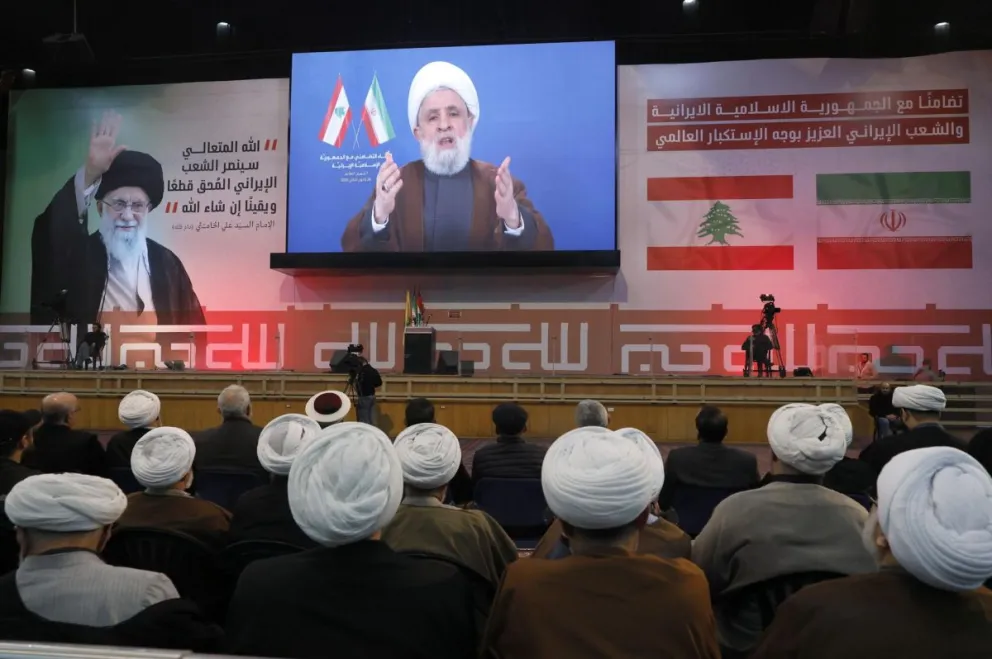 El secretario general de Hezbolá, Naim Qassem, en un discurso televisado durante una manifestación en solidaridad con la República Islámica de Irán en el suburbio de Dahieh, Beirut, Líbano, el 26 de enero de 2026. Foto: EFE 