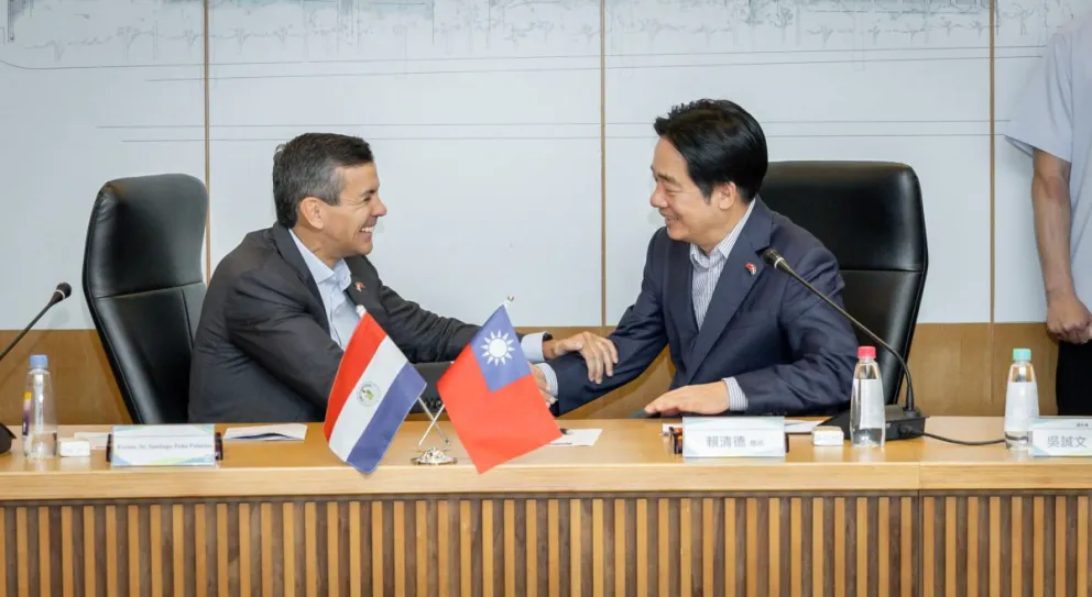El presidente taiwanés, William Lai (d), y su homólogo paraguayo, Santiago Peña, en el Parque Científico del Sur de Taiwán, ubicado en la ciudad de Tainan. Foto: EFE 