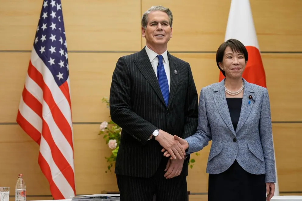 La primera ministra japonesa, Sanae Takaichi (derecha), y el secretario del Tesoro estadounidense, Scott Bessent (izquierda), se dan la mano antes de una reunión en la oficina de la primera ministra en Tokio. Foto: EFE
