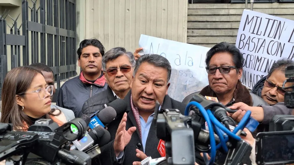 El presidente de las Iglesias Evangélicas Unidas de Bolivia, Luis Aruquipa, y los dirigentes Toño Siñani y Domingo Ramos fijan posición contra los bloqueos. Foto: Visión 360
