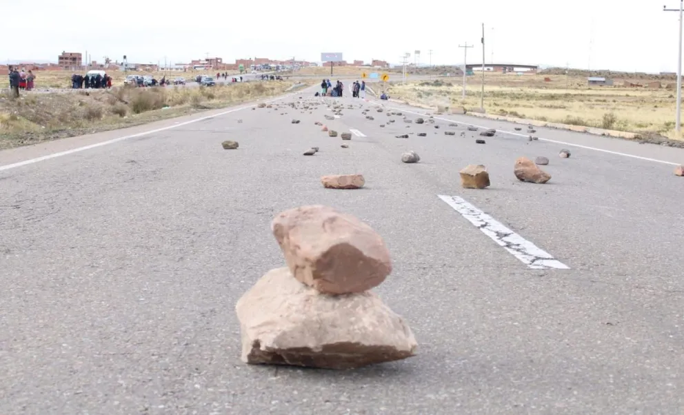 Uno de los puntos de bloqueo en la carretera de La Paz - Oruro. Foto: APG 