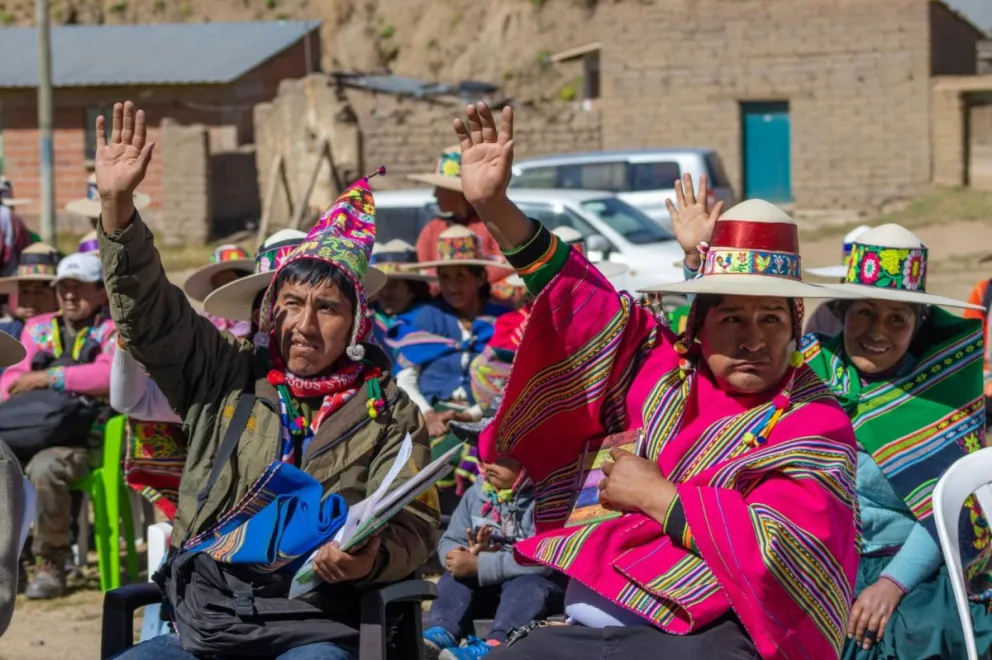 Comunarios del ayllu Aransaya en la elección de autoridades para el Gobierno Autónomo Originario de Challa (Cochabamba). Foto: CENDA