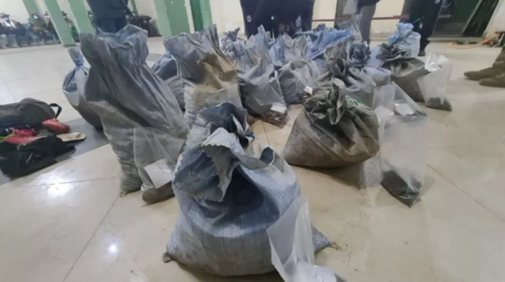 El robo de minerales en Potosí es incontrolable; los jucus captan a menores de edad para que se dediquen a esta actividad delictiva. Foto: Erbol