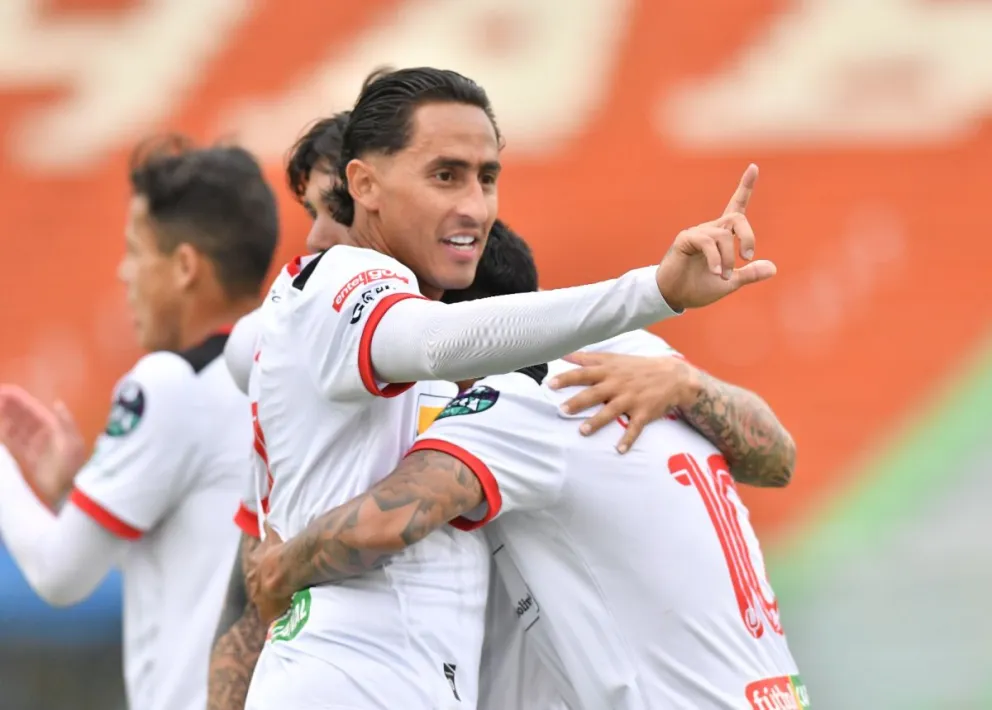 Llano celebra con sus compañeros uno de los goles que anotó. Foto: APG.