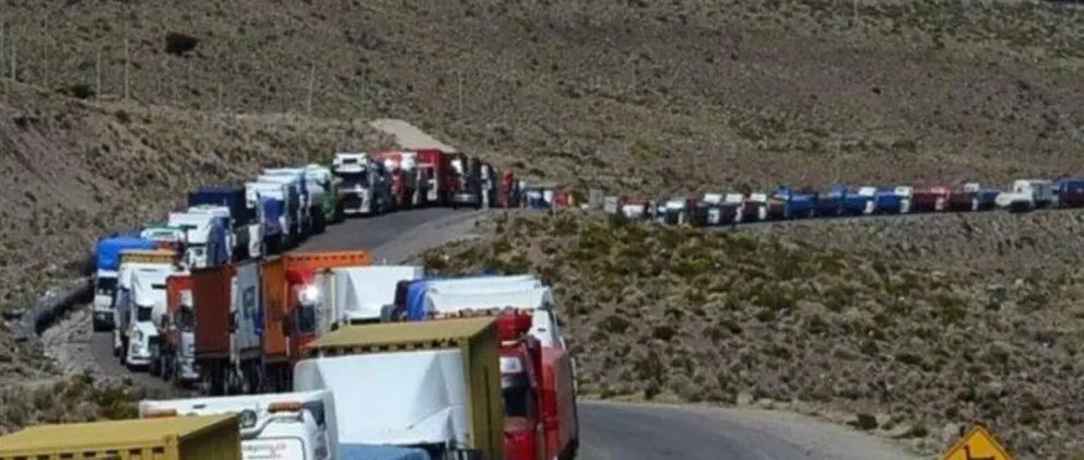 Conductores del transporte pesado enfrentan situaciones extremas, en medio de los bloqueos de carreteras, hace siete días. Foto: Unitel