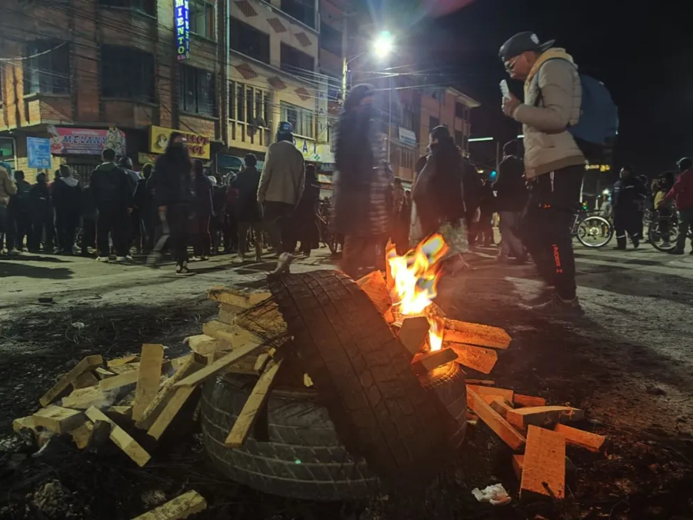 El bloqueo de calles en la zona de Río Seco, El Alto también demanda la renuncia del presidente, Rodrigo Paz. Foto: APG
