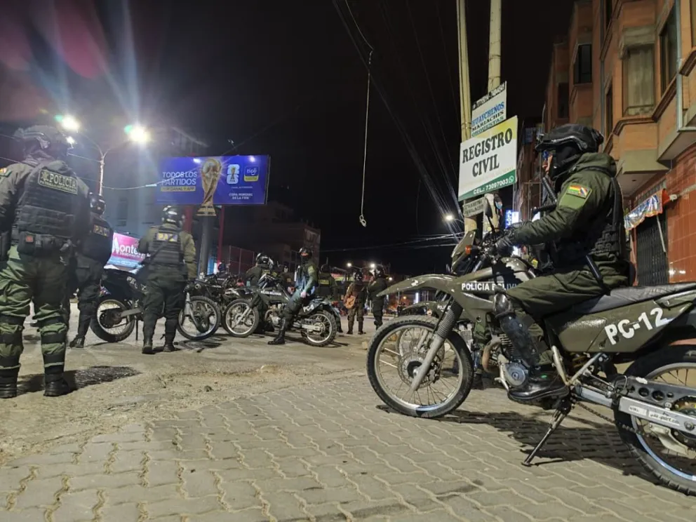 La Policía dispersó con gases lacrimógenos a personas que bloqueaban y amedrentaban a los vecinos de la zona de Río Seco de El Alto. Foto: APG