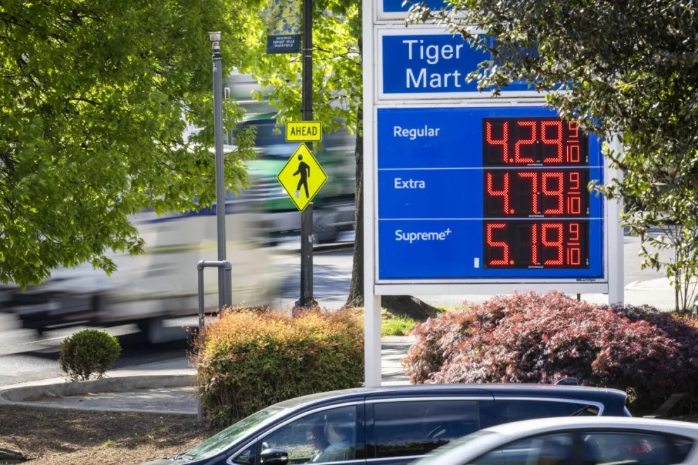 Precios de gasolina en una estación de servicio en Washington. Foto: EFE