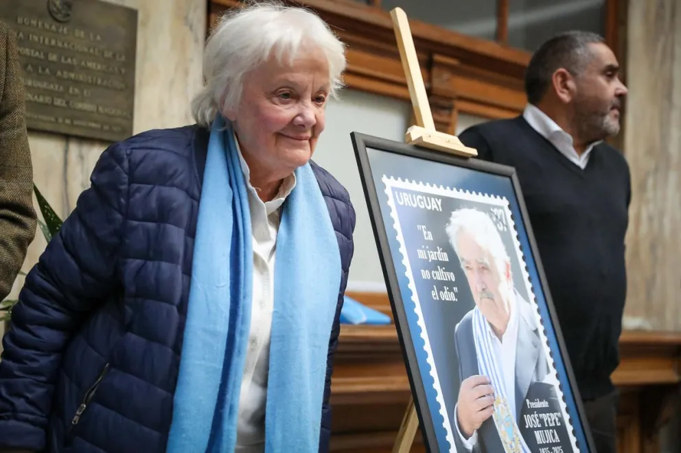 La exvicepresidenta y viuda de Jose 'Pepe' Mujica, Lucía Topolansky, participa en un acto en Montevideo (Uruguay). Foto: EFE/ Hernán Ogállar Vidal