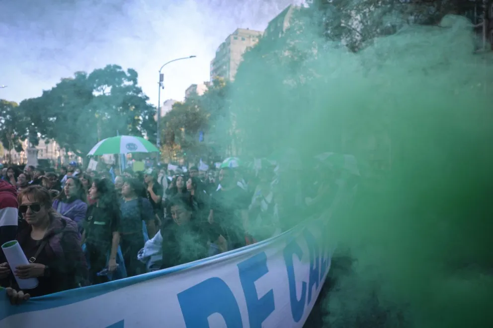 Personas participan en la 'Marcha Federal Universitaria' este martes, en Buenos Aires (Argentina). Foto: EFE/