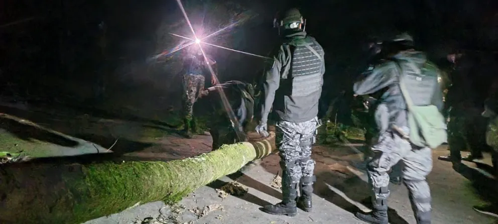 La Policía intervino el punto de bloqueo en la ruta La Paz - Los Yungas. Foto: Comando Departamental de La Paz