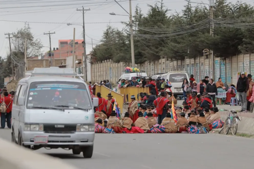Ponchos rojos en uno de los puntos de bloqueo en El Alto. Foto: APG