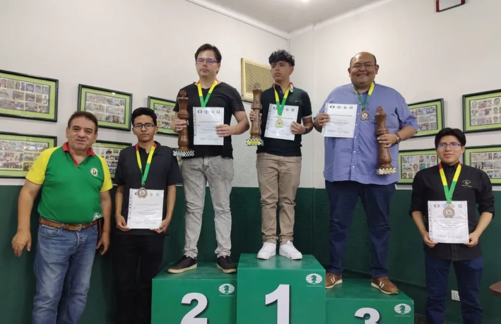 El podio masculino de la Final Nacional Mayores 2026. Foto: Federación Boliviana de Ajedrez.