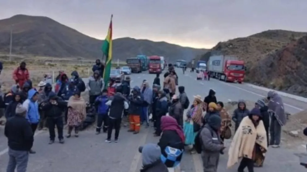 Camiones parados en un punto de bloqueo. Foto: Ahora el Pueblo